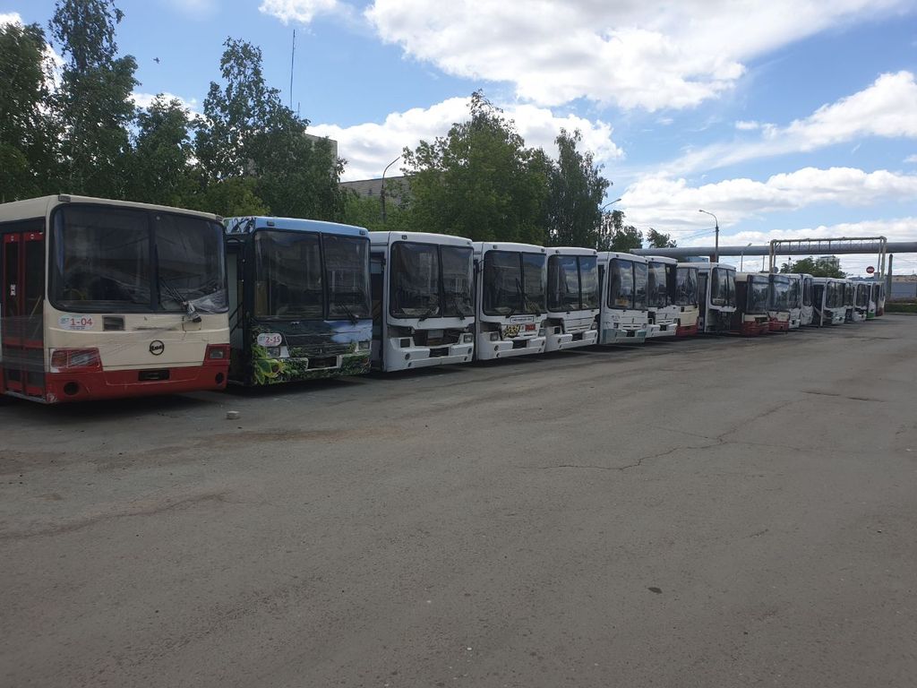 Автобус погост тверь. Кладбище автобусов ЛИАЗ. Автобус до кладбища. Списанные автобусы Челябинск. Кладбище автобусов в Подмосковье.