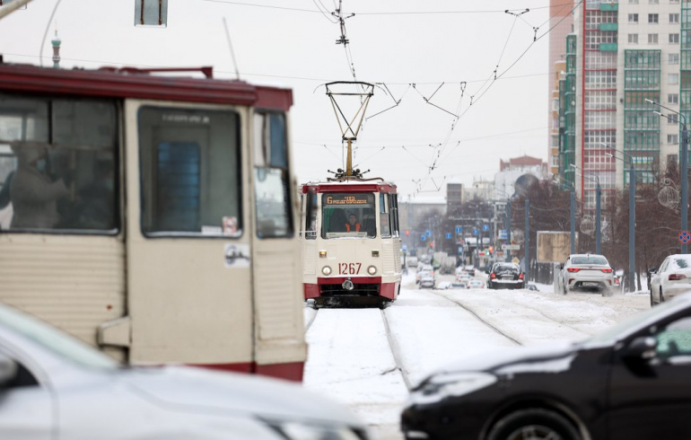 Водитель трамвая челябинск. Вид из трамвая на шарагу. Трамвай из Левенцовки. Выкатывается голова из под трамвая.