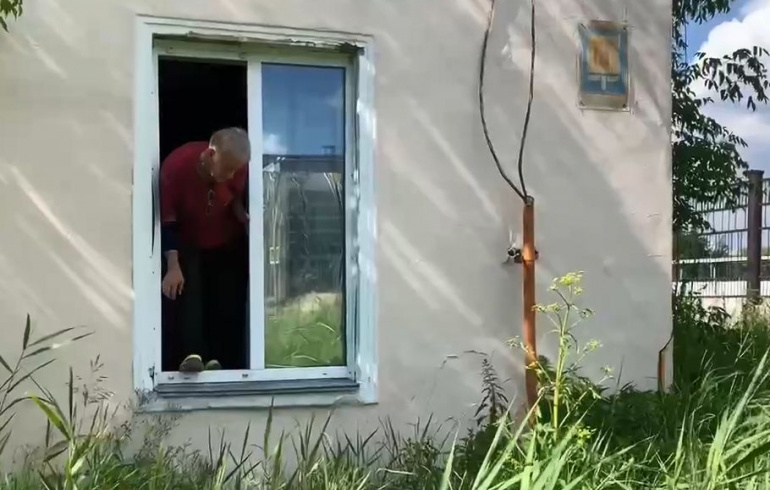 Челябинцы прыгают из окон аварийного дома, чтобы выйти из квартир