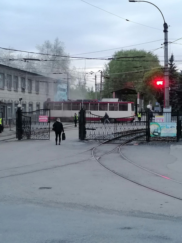 В Челябинске трамвай сошёл с рельсов и врезался в здание депо | 03.05.2024  | Челябинск - БезФормата