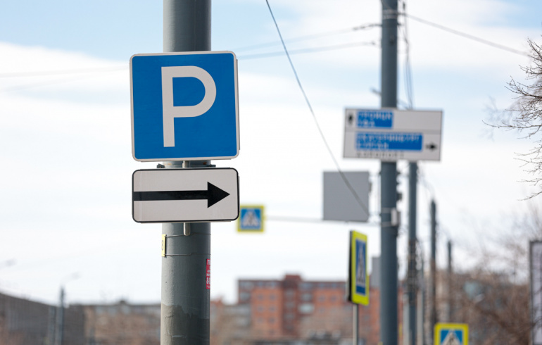 Инвалиду можно парковаться на платной парковке. Парковочная зона. Машина припаркована на месте для инвалидов. Знаки для водителей. Надписи для водителей паркующих на стоянке инвалид.