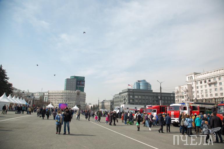 Революция челябинск. Челябинск 2000 год площадь революции. Площадь революции Челябинск праздник. Челябинск площадь революции пожарные. Площадь революции Челябинск 10.12.2022.