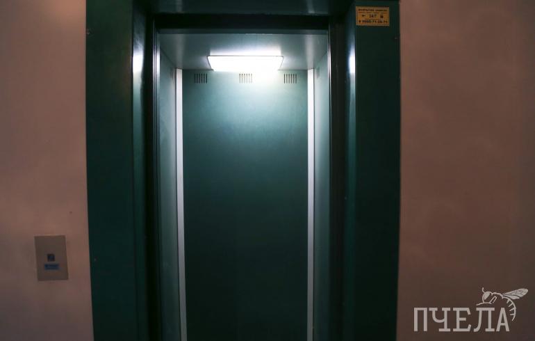 В Риге упал лифт с человеком внутри
