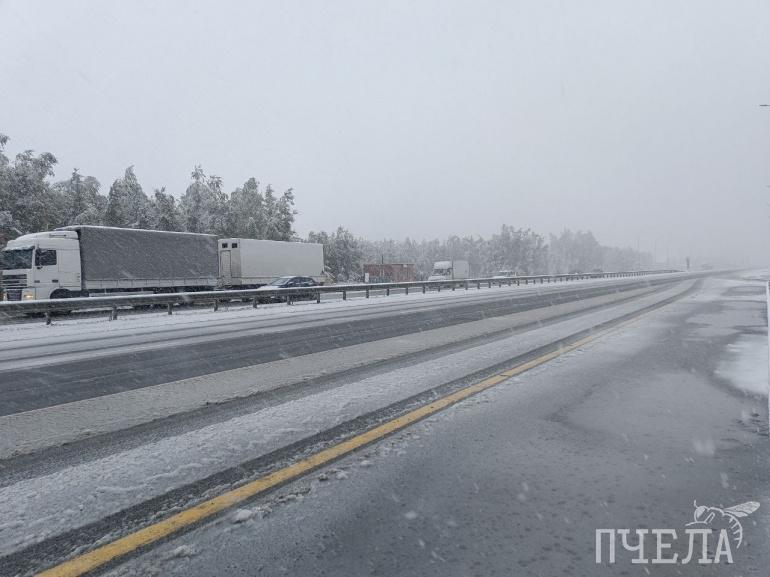 Челябинск обстановка сейчас. Трасса м5. Снег на трассе м5. Выезд из города. Мокрый снег трасса.