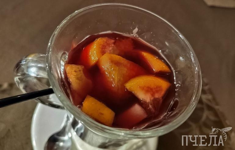 2. Безалкогольный глинтвейн на виноградном и клюквенном соке с апельсином