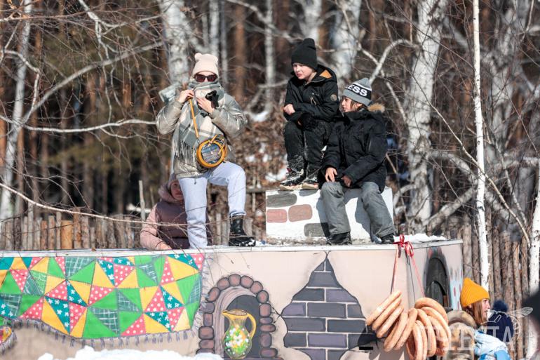 Фск горка копейск. Масленица на голубых узорах. Масленица на голубых Озерах баннер вертикальный.