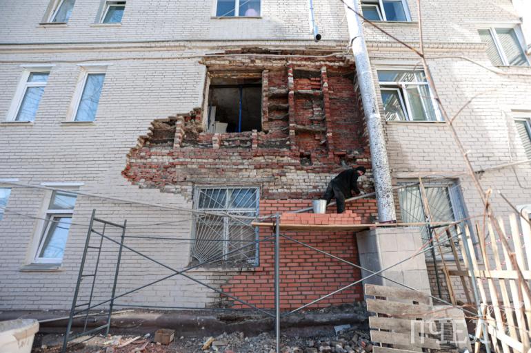 Стены общежития. Обрушение стены в Челябинском общежитие. В Челябинском общежитии обрушилась стена. Челябинск стена рухнула. Обрушенный дом в Челябинске.