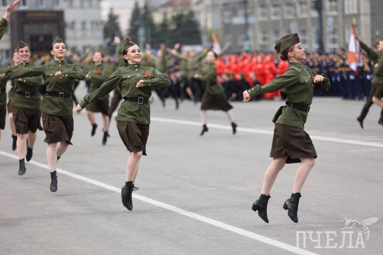 Во сколько начнется парад в челябинске. Репетиция парада Челябинск. Парад Победы Челябинск. Площадь революции Челябинск парад Победы. Парад на площади революции Челябинск.