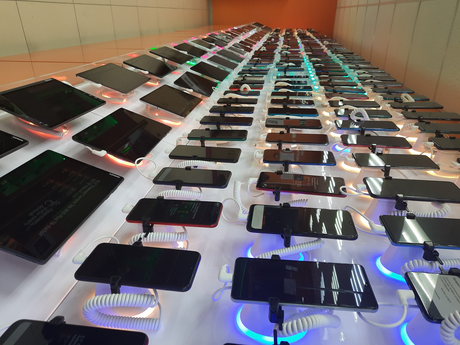 В Роскачестве рассказали, почему не стоит покупать витринные образцы электроники