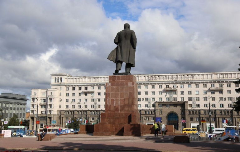 Площадь революции памятник ленина. Памятник Ленину Челябинск. Площадь революции Челябинск. Памятник Ленину на площади революции. Памятник Ленина Челябинск Кировка.