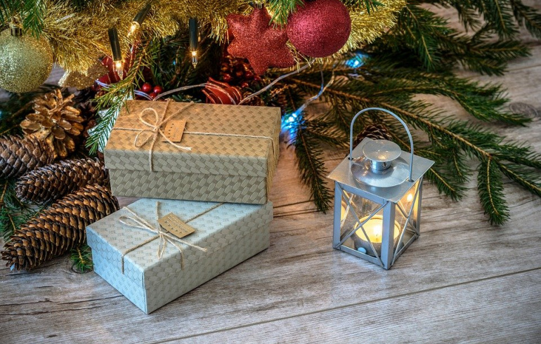 Как сделать и украсить подарочную коробку на Новый год (62 фото)