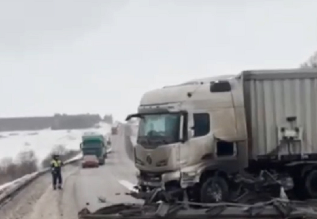 Движение по трассе М-5 в Челябинской области парализовал раскуроченный большегруз