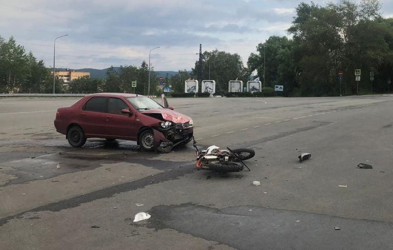 В Челябинской области двое школьников на мотоцикле влетели в легковушку