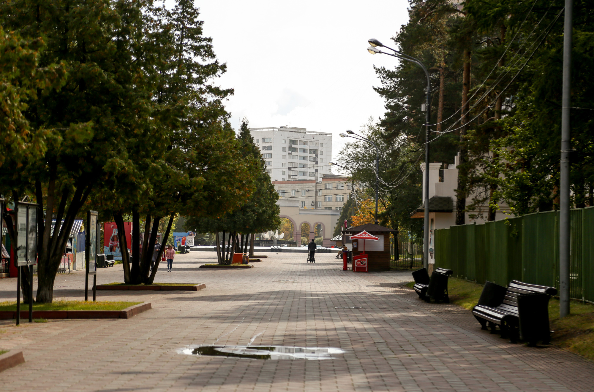 В челябинске проходит. Парк Гагарина Челябинск. Парк Гагарина Саратов лавочки. Набережная Челябинск. Парк Гагарина Челябинск зима 2022.