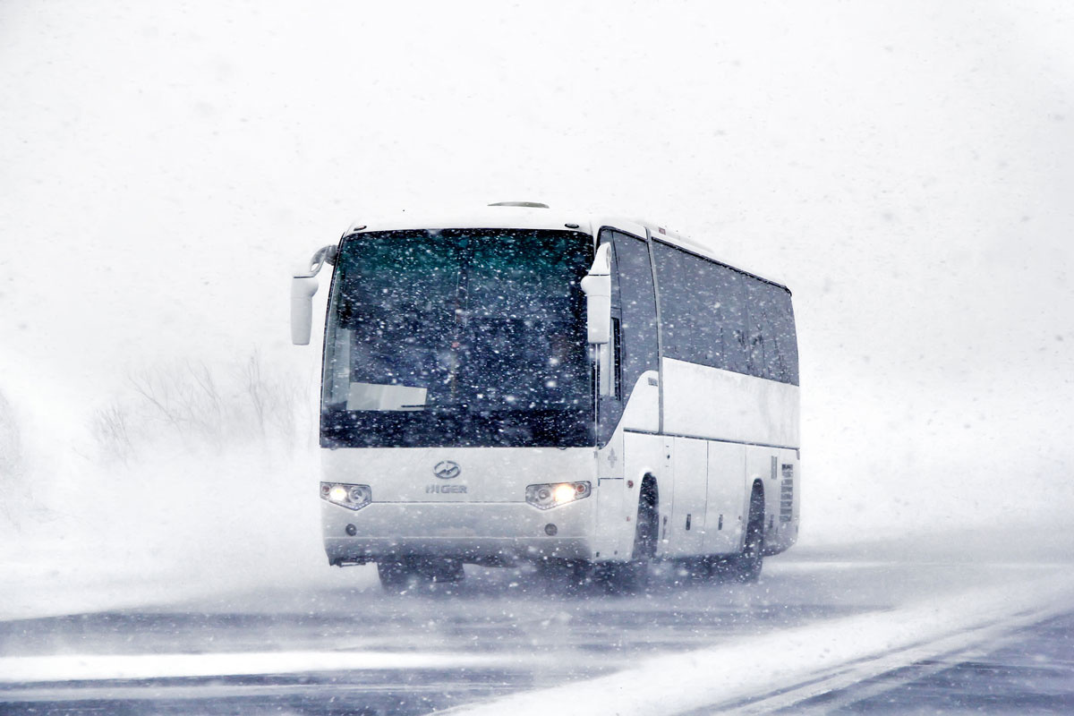 Голубой автобус зимой