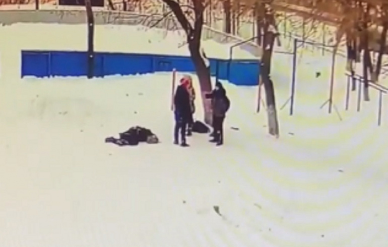 Порвал однокласснице. Драка девочек в школе Челябинска.