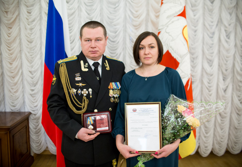 Посмертное награждение. Посмертное награждение медалью. Дмитрий Новосёлов спас детей. Новоселов Дмитрий Борисович. Медаль за спасение погибавших.